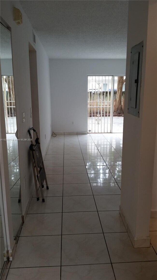 8177 NW 8th St in Miami, FL - Building Photo - Building Photo