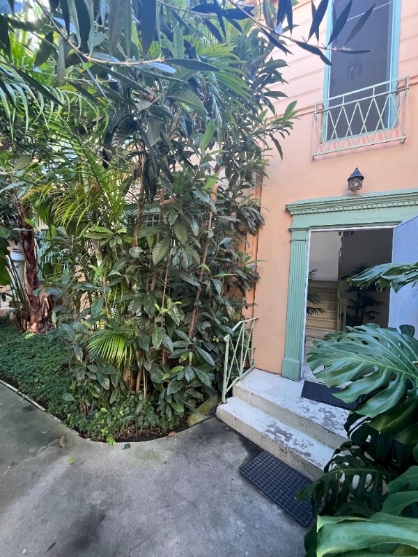 139 Sweetzer Ave, Unit 139 in Los Angeles, CA - Foto de edificio - Building Photo