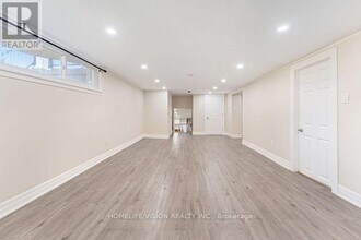 162 Queen St in Newmarket, ON - Building Photo - Building Photo