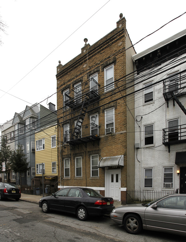 133 Hopkins Ave in Jersey City, NJ - Building Photo - Building Photo