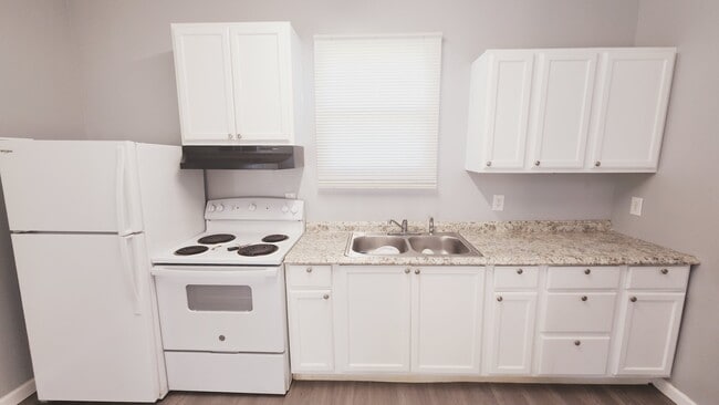 2102 Adams Ave in Knoxville, TN - Foto de edificio - Building Photo