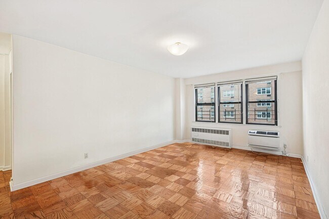 42-55-55 Colden St in Queens, NY - Building Photo - Building Photo