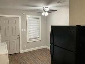 1318 W Blum St, Unit 2 in Alvin, TX - Building Photo - Building Photo