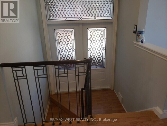 15 Hamlyn Crescent in Toronto, ON - Building Photo - Building Photo