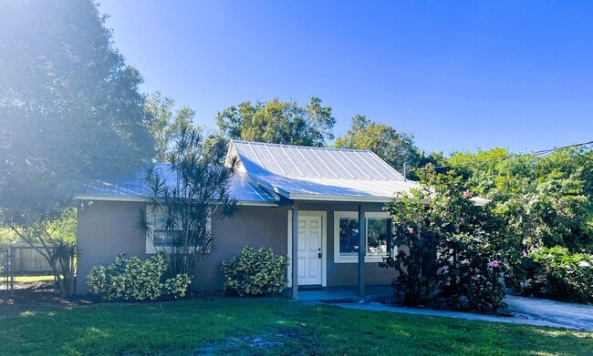 377 Baysinger Ave in Fort Pierce, FL - Building Photo - Building Photo