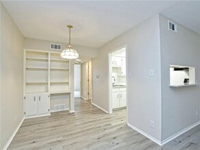 2425 Ashdale Dr in Austin, TX - Building Photo - Building Photo