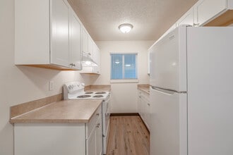 Salem Parkway Apartments in Salem, OR - Building Photo - Interior Photo