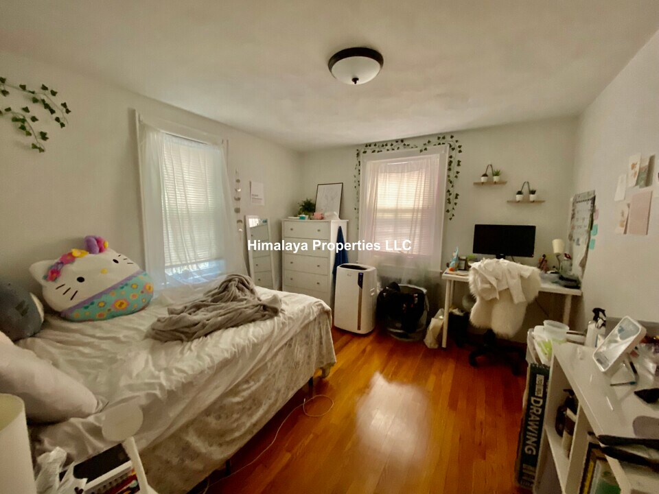136 Burget Ave, Unit 1 in Medford, MA - Foto de edificio