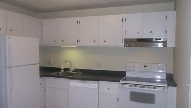 7 Wildwood St, Unit 7 Wildwood St, Dracut, MA 01826 in Dracut, MA - Building Photo - Building Photo