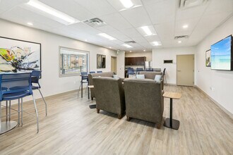 Tuscany Gardens Apartments in Woodlawn, MD - Foto de edificio - Building Photo