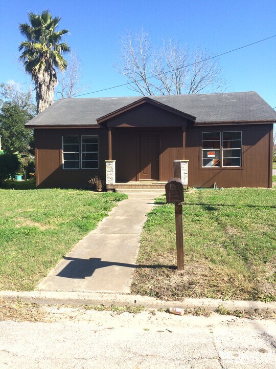 700 N Tyler in Beeville, TX - Foto de edificio