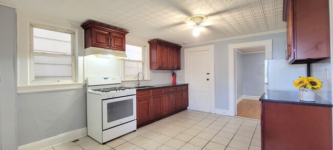 122 Cross St, Unit 1 in Harrison, NJ - Building Photo - Building Photo