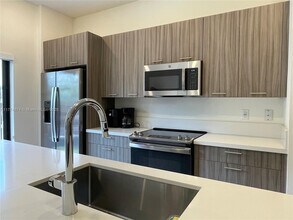 7915 NW 104th Ave in Doral, FL - Building Photo - Building Photo