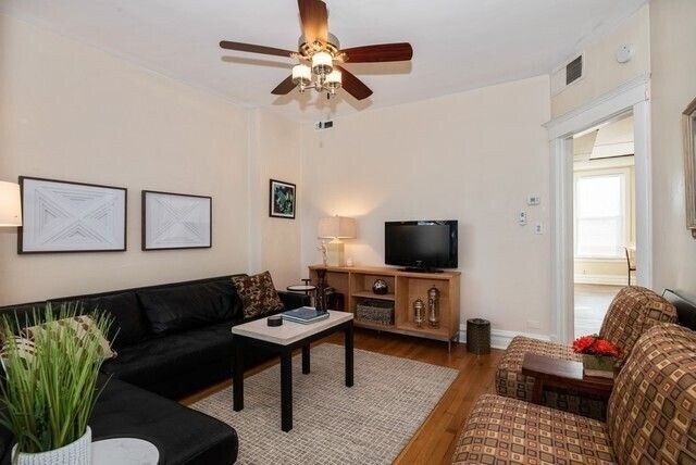 1623 W Farragut Ave, Unit 2R in Chicago, IL - Building Photo - Building Photo