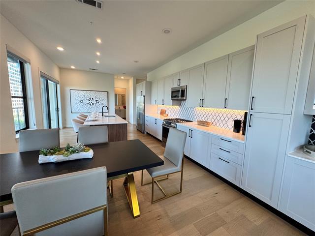 2620 Maple Ave in Dallas, TX - Building Photo