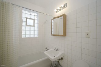 1357 W Estes Ave-Unit -# M1 in Chicago, IL - Building Photo - Building Photo