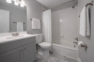 Legends Pointe in Canton, OH - Foto de edificio - Building Photo