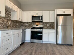 1056 W Foster Ave, Unit 2F in Chicago, IL - Building Photo - Building Photo