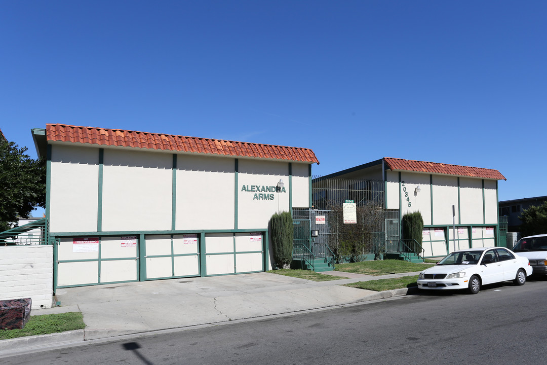 Alexander Arms in Winnetka, CA - Building Photo