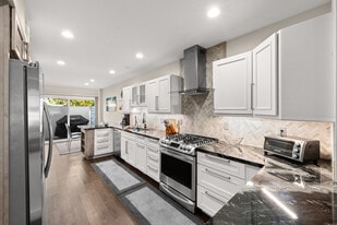 7025 Estrella De Mar Rd in Carlsbad, CA - Building Photo