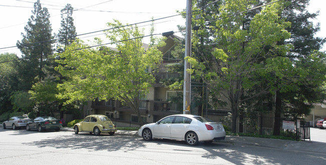 Creekside Court Apartments in Walnut Creek, CA - Building Photo - Building Photo