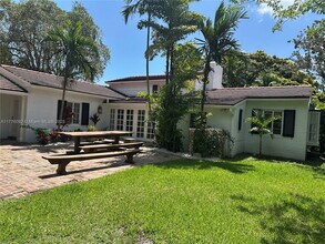 765 N Greenway Dr in Coral Gables, FL - Foto de edificio - Building Photo