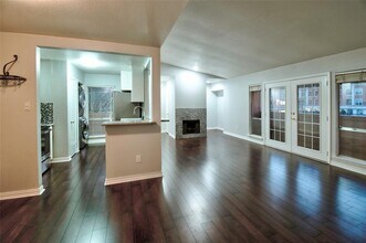 1915 Augusta Dr in Houston, TX - Building Photo - Building Photo