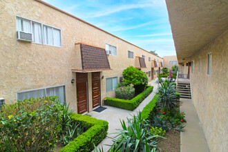 Northgate Apartments in Canoga Park, CA - Building Photo - Building Photo