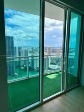 950 Brickell Bay Dr, Unit 4806 in Miami, FL - Building Photo - Building Photo