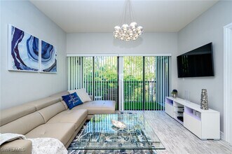 3323 Olympic Dr in Naples, FL - Foto de edificio - Building Photo
