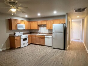 21755 Ives Dr-Unit -Unit B in California City, CA - Foto de edificio - Building Photo