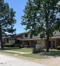 212 Wilshire Dr in Euless, TX - Building Photo - Building Photo
