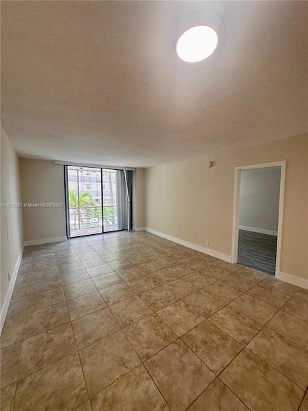 2935 NE 163rd St, Unit 3P in North Miami Beach, FL - Building Photo - Building Photo