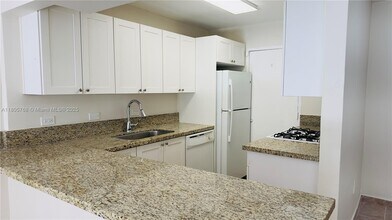 6900 N Kendall Dr in Pinecrest, FL - Building Photo - Building Photo