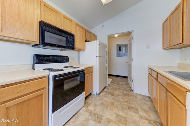 304 Heritage Way, Unit 304 in Wilton, NY - Foto de edificio - Building Photo