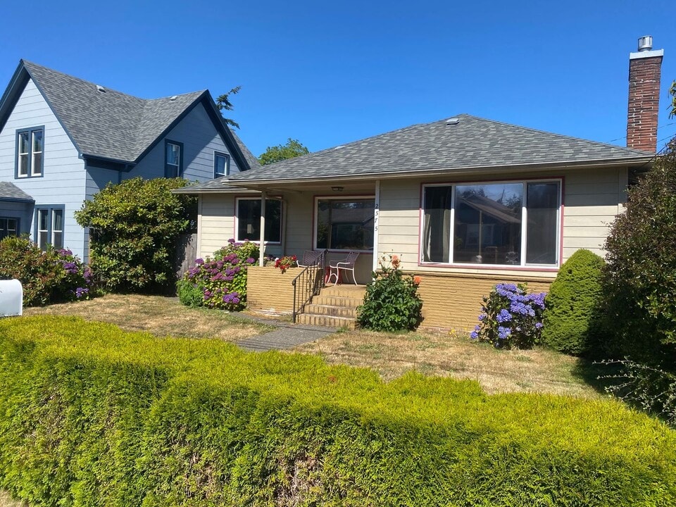 2575 Sheridan Ave in North Bend, OR - Building Photo