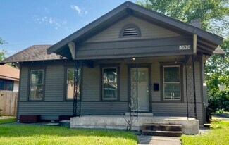 4530 Walker St in Houston, TX - Building Photo