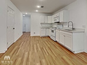 3034 W Salinas, Unit 1517 Court Ave Unit #2 in San Antonio, TX - Foto de edificio - Building Photo