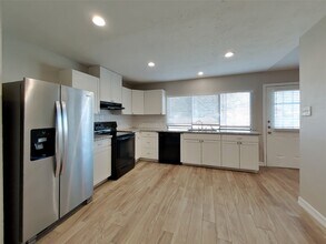 6127 Larchbrook Dr in Houston, TX - Building Photo - Building Photo