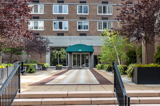 Mill Rock Plaza in New York, NY - Foto de edificio - Building Photo