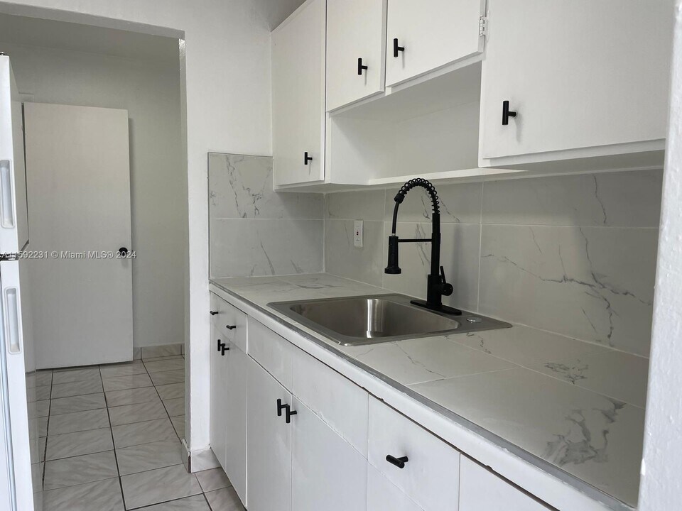 6021 Polk St, Unit 4 in Hollywood, FL - Building Photo