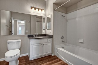 Broadleaf Apartments in Sacramento, CA - Foto de edificio - Building Photo