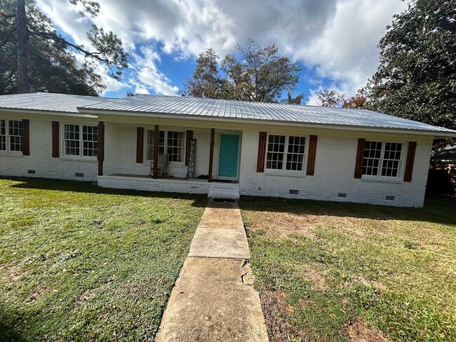 property at 1728 Lynwood Ln