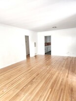 1850 N La Brea Ave in Los Angeles, CA - Building Photo