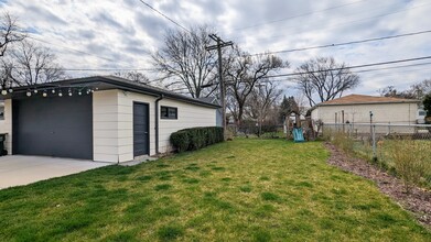 1315 W Oakton St in Arlington Heights, IL - Building Photo - Building Photo