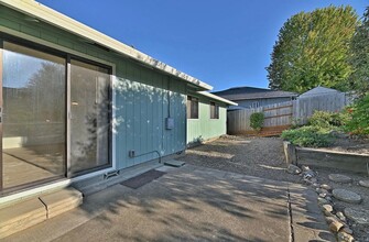 1853 Valley View Dr in Medford, OR - Building Photo - Building Photo