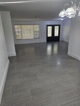 8090 W 18th Ct in Hialeah, FL - Foto de edificio - Building Photo