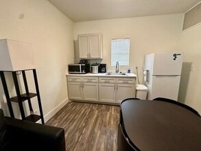 735 W 10th St, Unit A in Dallas, TX - Building Photo - Building Photo