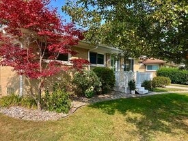 21173 Suffolk St in Clinton Township, MI - Building Photo