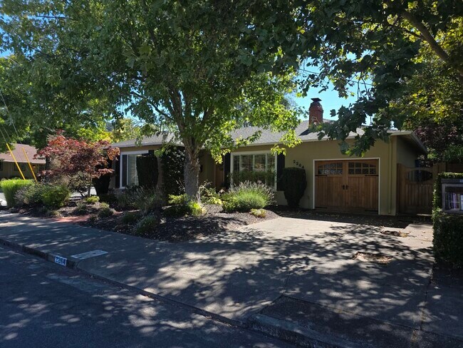 2264 Grahn Dr in Santa Rosa, CA - Building Photo - Building Photo